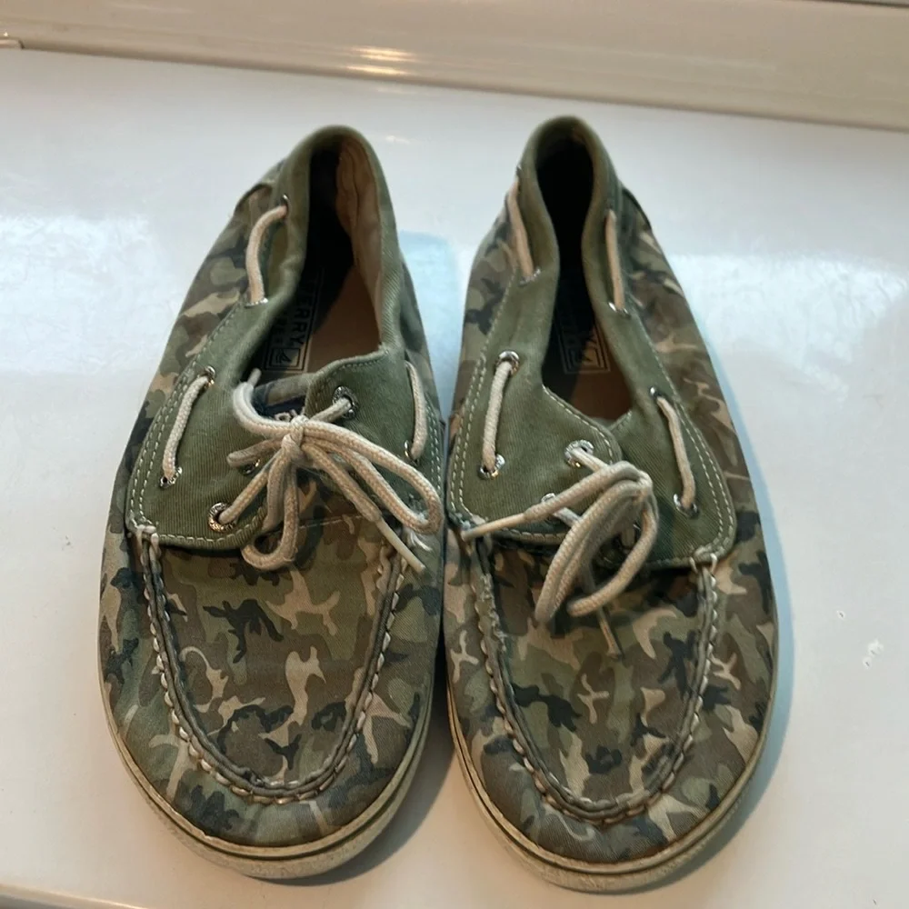 Sperry girls Camouflage halyard Boat Shoes with White Laces size 4 camo